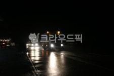 야간운전, 자동차, 도로, 불빛, 운전, 사진,이미지,일러스트,캘리그라피 - 이준성작가 크라우드픽 - 저작권 걱정 없는 상업용 이미지