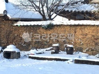 눈쌓인마당, 장독대, 눈, 겨울, 흙담, 사진,이미지,일러스트,캘리그라피 - Nestel72작가 크라우드픽 - 저작권 걱정 없는 상업용 이미지