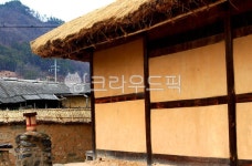 초가집, 옛날집, 굴뚝, 옛날굴뚝, 한국문화, 사진,이미지,일러스트,캘리그라피 - 산길따라작가 크라우드픽 - 저작권 걱정 없는 상업용 이미지