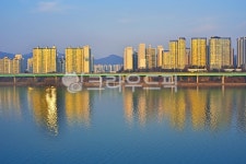 아파트, 강변아파트, 집, 하우스, 건축물, 사진,이미지,일러스트,캘리그라피 - space작가 크라우드픽 - 저작권 걱정 없는 상업용 이미지