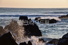 바다, 파도, 바위, 풍경, 자연, 사진,이미지,일러스트,캘리그라피 - 들꽃쑥작가 크라우드픽 - 저작권 걱정 없는 상업용 이미지