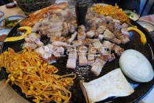 숱뚜껑, 삼겹살, bbq, 김치, 콩나물, 사진,이미지,일러스트,캘리그라피 - 푸드포토작가 크라우드픽 - 저작권 걱정 없는 상업용 이미지