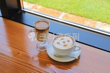 카페, 커피, 카페라떼, 라떼, 커피잔, 사진,이미지,일러스트,캘리그라피 - 늑돌이작가 크라우드픽 - 저작권 걱정 없는 상업용 이미지