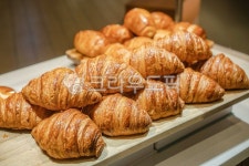 croissant, 크로아상, 크로와상, 빵, 소금빵, 사진,이미지,일러스트,캘리그라피 - 노란꽃돼지작가 크라우드픽 - 저작권 걱정 없는 상업용 이미지