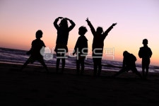 silhouette, 실루엣, people, 석양, sunset, 사진,이미지,일러스트,캘리그라피 - 삼형제아빠작가 크라우드픽 - 저작권 걱정 없는 상업용... 