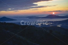 바다, 석양, 노을, 산, 일몰, 사진,이미지,일러스트,캘리그라피 - hyuksstudio작가 크라우드픽 - 저작권 걱정 없는 상업용 이미지