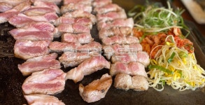 삼겹살, 돼지고기, 철판구이, 콩나물, 김치, 사진,이미지,일러스트,캘리그라피 - 리일리작가 크라우드픽 - 저작권 걱정 없는 상업용 이미지