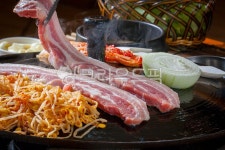 삼겹살, 생삼겹살, 솥뚜껑삼겹살, 목살, 돼지목살, 사진,이미지,일러스트,캘리그라피 - 미미스튜디오작가 크라우드픽 - 저작권 걱정 없는 상업용... 