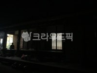 human, 인간, person, 사람, indoors, 사진,이미지,일러스트,캘리그라피 - 왔다리갔다리해작가 크라우드픽 - 저작권 걱정 없는 상업용 이미지