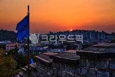 노을, 깃발, 일몰, 성벽, 수원화성, 사진,이미지,일러스트,캘리그라피 - wkdtngks0446작가 크라우드픽 - 저작권 걱정 없는 상업용 이미지