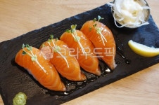 연어초밥, 연어스시, salmonsushi, rawsalmon, sushi, 사진,이미지,일러스트,캘리그라피 - Fresh Eggs작가 크라우드픽 - 저작권 걱정 없는... 