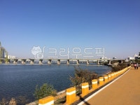 water, 물, riverside, 강변, park, 사진,이미지,일러스트,캘리그라피 - c_g8318작가 크라우드픽 - 저작권 걱정 없는 상업용 이미지