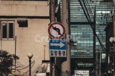 일방통행, 좌회전, 우회전, 표지판, 방향, 사진,이미지,일러스트,캘리그라피 - 탤작가 크라우드픽 - 저작권 걱정 없는 상업용 이미지