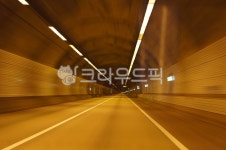터널, 도로, 고속도로, 편도2차선, 램프, 사진,이미지,일러스트,캘리그라피 - 꼬신작가 크라우드픽 - 저작권 걱정 없는 상업용 이미지