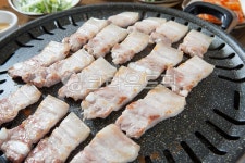 삼겹살구이, 삼겹살, 생삼겹살, 돼지고기, 구이, 사진,이미지,일러스트,캘리그라피 - 미미스튜디오작가 크라우드픽 - 저작권 걱정 없는 상업용 이미지