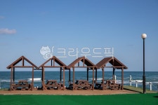 그늘막, 바다, 구름, 벤치, 의자, 사진,이미지,일러스트,캘리그라피 - horizon116작가 크라우드픽 - 저작권 걱정 없는 상업용 이미지