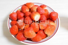 딸기, 과일, 제철과일, 새콤달콤, 달달한과일, 사진,이미지,일러스트,캘리그라피 - 아욱하는고양이작가 크라우드픽 - 저작권 걱정 없는 상업용 이미지