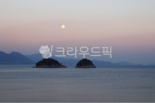 바다, 섬, 달, 초저녁, 산, 사진,이미지,일러스트,캘리그라피 - 초록비 내리는 날작가 크라우드픽 - 저작권 걱정 없는 상업용 이미지