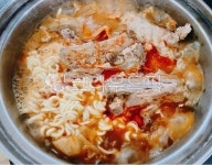 묵은지감자탕, 묵은지등뼈찜, 감자탕, 돼지등뼈김치찜, 등뼈찜, 사진,이미지,일러스트,캘리그라피 - 먹방작가 크라우드픽 - 저작권 걱정 없는... 