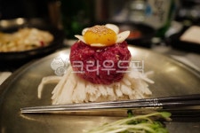 전통한우장 | 육회, 전통음식, 한우, 배, 음식, 사진,이미지,일러스트,캘리그라피 - 이지순작가 크라우드픽 - 저작권 걱정 없는 상업용 이미지