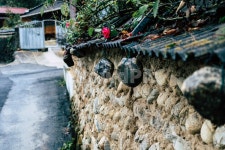 돌담길, 길, 자갈, 기와, 지리산, 사진,이미지,일러스트,캘리그라피 - 벚꽃지다작가 크라우드픽 - 저작권 걱정 없는 상업용 이미지