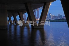 교각, 강변북로, 여의도, 한강, 한강풍경, 사진,이미지,일러스트,캘리그라피 - Deep bLUE작가 크라우드픽 - 저작권 걱정 없는 상업용 이미지