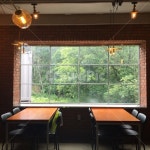테이블, 창문, 나무배경, 까페인테리어, 의자, 사진,이미지,일러스트,캘리그라피 - 성동댁작가 크라우드픽 - 저작권 걱정 없는 상업용 이미지