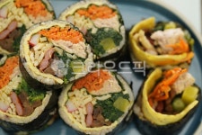 김밥, 식사, 끼니, 요리, 분식, 사진,이미지,일러스트,캘리그라피 - pb이로작가 크라우드픽 - 저작권 걱정 없는 상업용 이미지