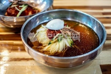 밀면, 비빔면, 냉면, 음식, 계란, 사진,이미지,일러스트,캘리그라피 - 삶은아름답다작가 크라우드픽 - 저작권 걱정 없는 상업용 이미지