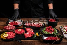 생고기, 모듬구이, 쉐프, 테이블, 생소고기, 사진,이미지,일러스트,캘리그라피 - 메라키스튜디오작가 크라우드픽 - 저작권 걱정 없는 상업용 이미지