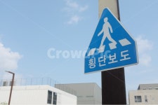 도시, 횡단보도, 길, 표지판, 사람, 사진,이미지,일러스트,캘리그라피 - EthanShahn작가 크라우드픽 - 저작권 걱정 없는 상업용 이미지