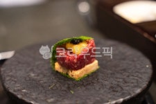 육회, 우니, 감태, 소고기, 접시, 사진,이미지,일러스트,캘리그라피 - MiRaClePhoto작가 크라우드픽 - 저작권 걱정 없는 상업용 이미지