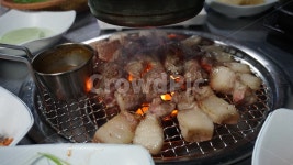 흑돼지, 제주흑돼지, 멜젓, 연탄구이, 석쇠, 사진,이미지,일러스트,캘리그라피 - niinii작가 크라우드픽 - 저작권 걱정 없는 상업용 이미지