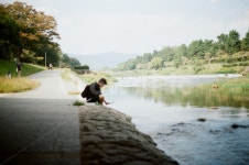 인물사진, 앉아있는사람, 산책, 강, 풍경, 사진,이미지,일러스트,캘리그라피 - filmkim작가 크라우드픽 - 저작권 걱정 없는 상업용 이미지