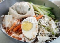 비빔국수, 만두비빔국수, 국수, 비빔면, 만두, 사진,이미지,일러스트,캘리그라피 - Jeenong작가 크라우드픽 - 저작권 걱정 없는 상업용 이미지