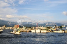 항구, 배, 바다, 아침, 산, 사진,이미지,일러스트,캘리그라피 - Nbug5608작가 크라우드픽 - 저작권 걱정 없는 상업용 이미지