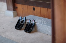 검정고무신, 댓돌, 고무신, 전통신발, 꽃고무신, 사진,이미지,일러스트,캘리그라피 - 호수작가 크라우드픽 - 저작권 걱정 없는 상업용 이미지