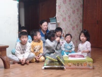 남이면 직원, 10남매 가정에 ‘사랑의 물품’ 전달 < 포토뉴스 < 기사본문 - 충청신문 남이면 직원, 10남매 가정에 ‘사랑의 물품’ 전달