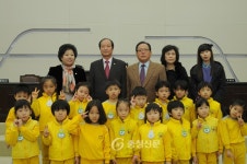 동구의회, 어린이집 원생 방문으로 ‘시끌시끌’ < 사회 < 뉴스 < 기사본문 - 충청신문 동구의회, 어린이집 원생 방문으로 ‘시끌시끌’