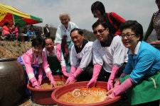 “물 좋고 산 맑은 청원 장맛에 덩실덩실” < 사람들 < 충청人 < 기사본문 - 충청신문 “물 좋고 산 맑은 청원 장맛에 덩실덩실”