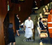 국회 본회의장에 한산세모시 옷 패션 ‘눈길’ < 정치 < 뉴스 < 기사본문 - 충청신문 국회 본회의장에 한산세모시 옷 패션 ‘눈길’