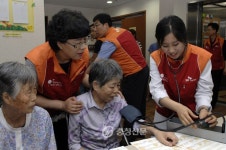 지역 의료 봉사활동 펼쳐 사회 공헌 ‘앞장’ < 사람들 < 충청人 < 기사본문 - 충청신문 지역 의료 봉사활동 펼쳐 사회 공헌 ‘앞장’