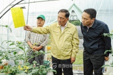 새벽 영농현장 찾아 군정방향 모색 < 청주 < 충북 < 기사본문 - 충청신문 새벽 영농현장 찾아 군정방향 모색