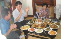 대전 산성동 복지만두레, 독거어르신 생신상 차려 < 사람들 < 충청人 < 기사본문 - 충청신문 대전 산성동 복지만두레, 독거어르신 생신상 차려