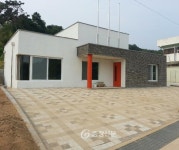 삼이씨앤지, 공주 송학2리 경로당에 친환경 보도블록 지원 < 사람들 < 충청人 < 기사본문 - 충청신문 삼이씨앤지, 공주 송학2리 경로당에 친환경... 