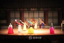 서천서 현대적인 버무린 퓨전뮤지컬 ‘폭소춘향전’ 공연 < 서천 < 충남... 충청신문 서천서 현대적인 버무린 퓨전뮤지컬 ‘폭소춘향전’ 공연