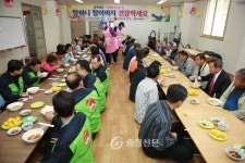계룡시 자원봉사센터, 도곡1리 경로당서 사랑의 국수잔치 < 사람들 < 충청人 < 기사본문 - 충청신문 계룡시 자원봉사센터, 도곡1리 경로당서... 