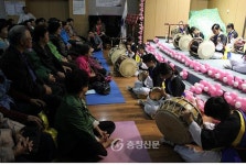 태안 백화초, 노인복지회관 찾아 사물놀이 공연 ‘호응’ < 교육 < 뉴스 < 기사본문 - 충청신문 태안 백화초, 노인복지회관 찾아 사물놀이 공연... 