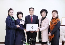 대전 둔산동 로또모텔, ‘서구 미용봉사단’에 후원물품 전달 < 사람들... 충청신문 대전 둔산동 로또모텔, ‘서구 미용봉사단’에 후원물품 전달