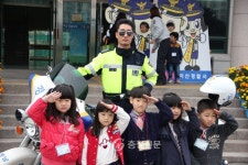 하버드 어린이집 원생, 아산경찰서 견학…법규 준수 교육 < 사회 < 뉴스... 충청신문 하버드 어린이집 원생, 아산경찰서 견학…법규 준수 교육